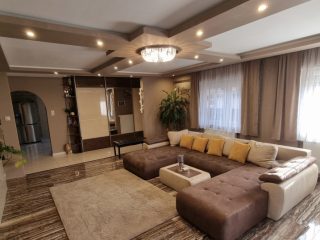 Eladó 320 m²-escsaládi ház Üllő, teljes körűen felújított: 257'900'000 Ft