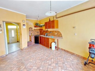 Eladó 129 m²-escsaládi ház Vác, Dunapart közeli: 144'999'000 Ft