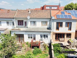 Eladó 129 m²-escsaládi ház Vác, Dunapart közeli: 144'999'000 Ft