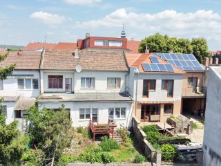 Eladó 129 m²-escsaládi ház Vác, Dunapart közeli: 144'999'000 Ft