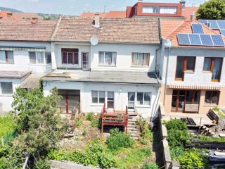 Eladó 129 m²-escsaládi ház Vác, Dunapart közeli: 144'999'000 Ft