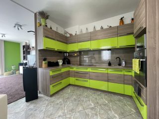 Eladó 210 m²-escsaládi ház Vác, Szivárvány utca: 179'300'000 Ft