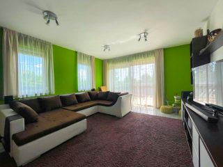 Eladó 210 m²-escsaládi ház Vác, Szivárvány utca: 179'300'000 Ft