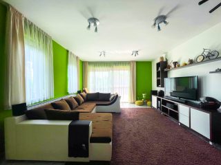Eladó 210 m²-escsaládi ház Vác, Szivárvány utca: 179'300'000 Ft