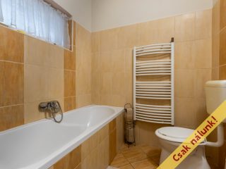 Eladó 77 m²-escsaládi ház Váchartyán, Vörösmarty utca: 64'900'000 Ft