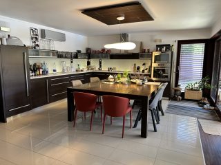 Eladó 230 m²-escsaládi ház Vecsés, Szép környezet: 299'000'000 Ft