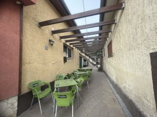 Eladó 395 m²-escsaládi ház Vecsés, Üzlethelyiség + Lakás: 199'000'000 Ft