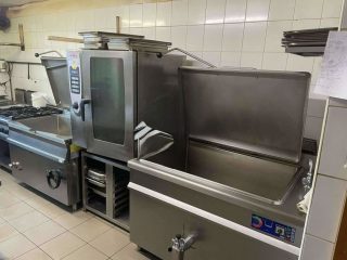 Eladó 395 m²-escsaládi ház Vecsés, Üzlethelyiség + Lakás: 199'000'000 Ft