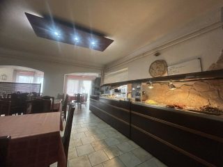 Eladó 395 m²-escsaládi ház Vecsés, Üzlethelyiség + Lakás: 199'000'000 Ft