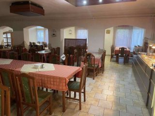 Eladó 395 m²-escsaládi ház Vecsés, Üzlethelyiség + Lakás: 199'000'000 Ft