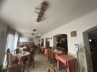 Eladó 395 m²-escsaládi ház Vecsés, Üzlethelyiség + Lakás: 199'000'000 Ft