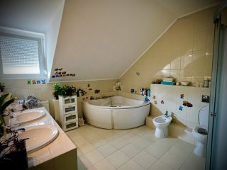 Eladó 202 m²-escsaládi ház Velence (Velence) , Kemping utca: 199'000'000 Ft