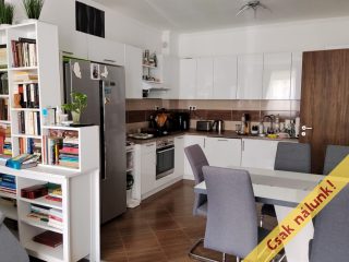 Eladó 55 m²-estársasházi lakás Veresegyház, Gyermekliget utca: 81'900'000 Ft