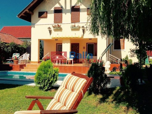 Eladó 250 m²-escsaládi ház Balatonföldvár, Csendes utcában: 139'900'000 Ft