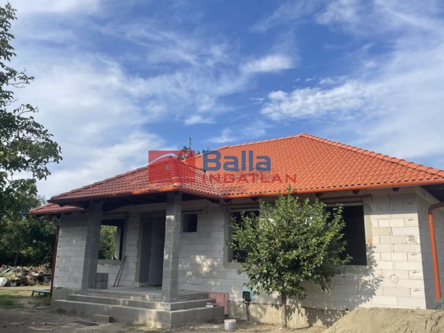 Eladó 155 m²-escsaládi ház Besnyő, Magán utca: 99'900'000 Ft