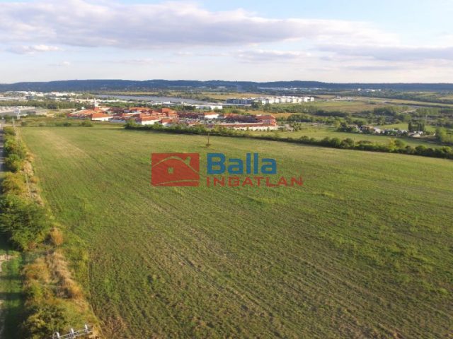 Eladó 5000 m²-estelek Biatorbágy, Premiere Outlet közelében út: 755'000 EUR