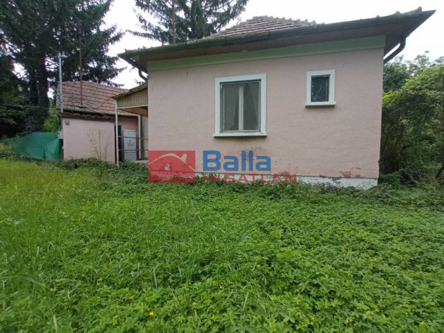 Eladó 60 m²-escsaládi ház III. Kerület (Mocsárosdűlő) , Víznyelő utca melletti út: 135'000'000 Ft