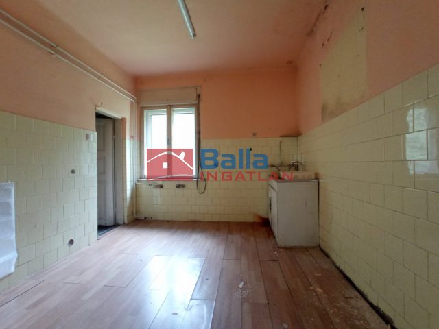 Eladó 60 m²-escsaládi ház III. Kerület (Mocsárosdűlő) , Víznyelő utca melletti út: 135'000'000 Ft