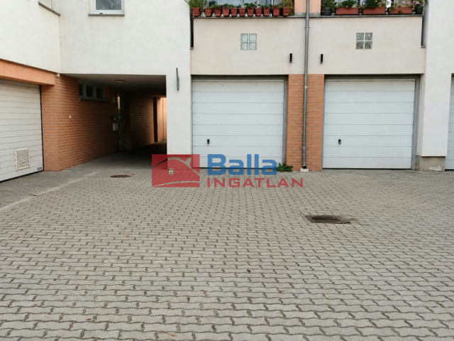 Eladó 18 m²-eskülönálló garázs IV. Kerület (Megyer) , Megyeri közeli út: 16'900'000 Ft