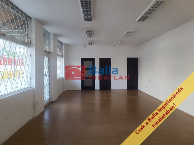 Eladó 75 m²-esüzlethelyiség utcai bejárattal XIX. Kerület (Központ) , Csokonai pavilonsor: 14'900'000 Ft