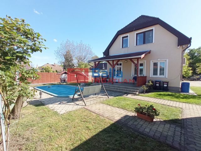 Eladó 178 m²-escsaládi ház XVII. Kerület (Rákoshegy) , Tessedik tér: 199'000'000 Ft