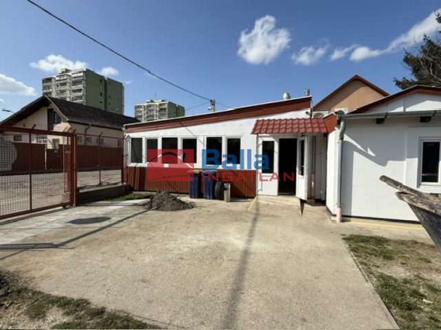 Kiadó 110 m²-esüzlethelyiség utcai bejárattal XVII. Kerület (Rákoskeresztúr) , Ferihegyi út: 508'000 Ft