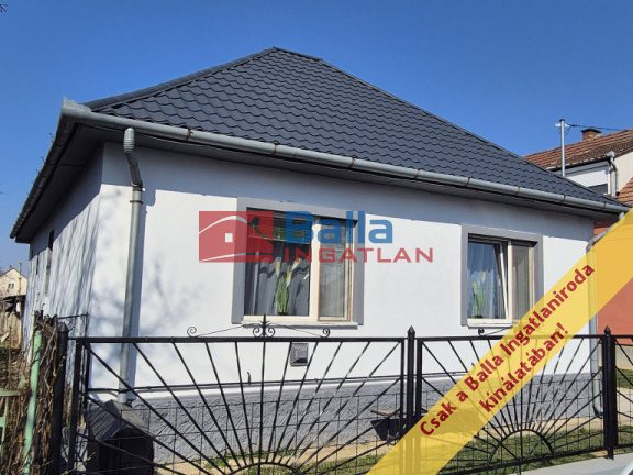Eladó 90 m²-escsaládi ház Domony, Tavasz utca: 63'000'000 Ft