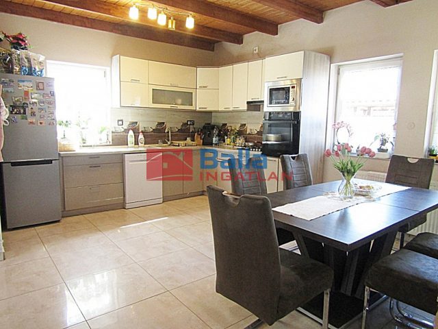 Eladó 142 m²-escsaládi ház Érd (Fenyves Parkváros) , Felső Parkvárosban található utca: 158'000'000 Ft