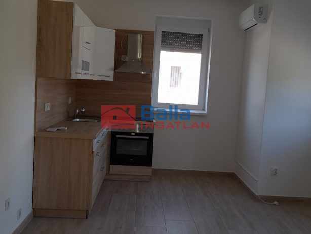Kiadó 28 m²-estársasházi lakás Hatvan, Csaba utca: 140'000 Ft