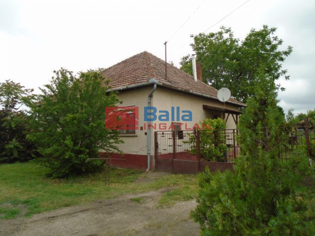 Eladó 100 m²-escsaládi ház Jászkarajenő, Táncsics Mihály utca: 24'900'000 Ft