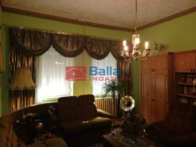 Eladó 100 m²-escsaládi ház Komló, Kossuth Lajos utca: 24'000'000 Ft