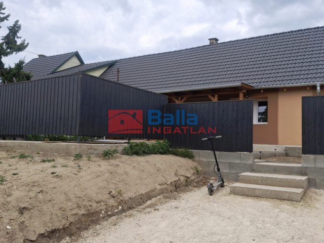 Eladó 42 m²-escsaládi ház Kőröshegy, Csendes utca: 39'500'000 Ft