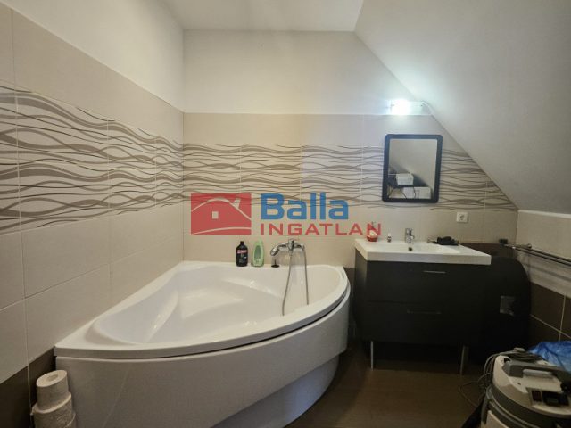 Eladó 168 m²-escsaládi ház Mogyoród, Nagyhomoki  közeli utca: 129'900'000 Ft