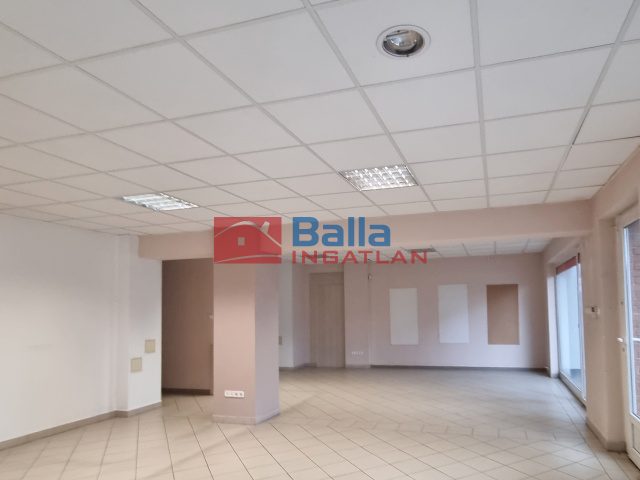 Kiadó 103 m²-esüzlethelyiség utcai bejárattal Nyíregyháza, NyírPláza közeli utca: 259'000 Ft