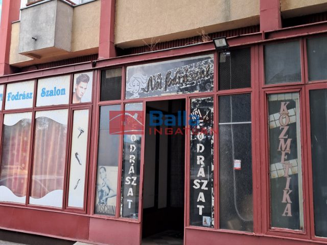 Eladó 49 m²-esüzlethelyiség utcai bejárattal Ózd, Ív út: 2'500'000 Ft