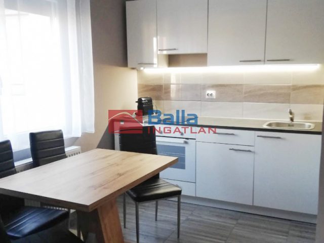 Eladó 210 m²-escsaládi ház Pécel, Városközpont közeli utca: 139'000'000 Ft