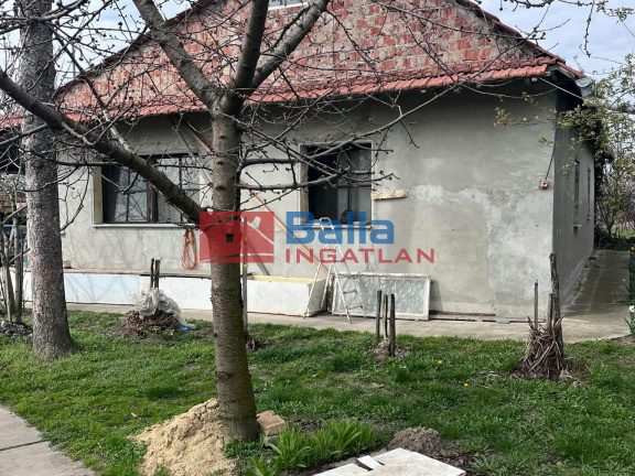 Eladó 110 m²-escsaládi ház Pincehely, Központ közeli utca: 35'000'000 Ft