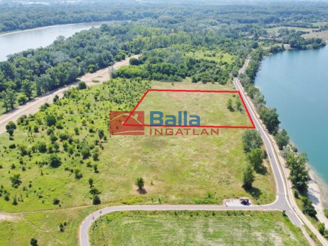 Eladó 9725 m²-estelek Szentendre, A Lupa tó mellett: 33'000'000 Ft