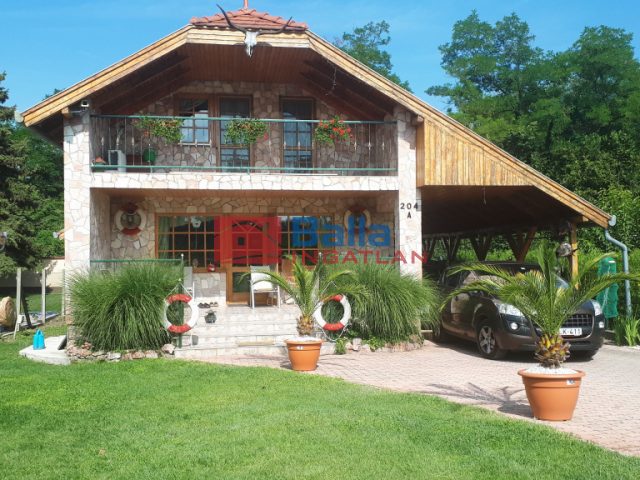 Eladó 120 m²-escsaládi ház Tass, Dunapart utca: 150'000'000 Ft