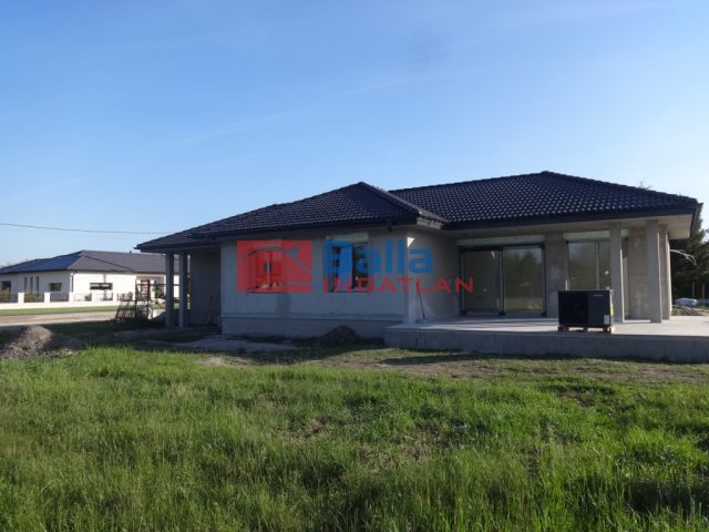 Eladó 95 m²-escsaládi ház Tiszakécske, Dr. Tóth Géza utca: 55'580'000 Ft