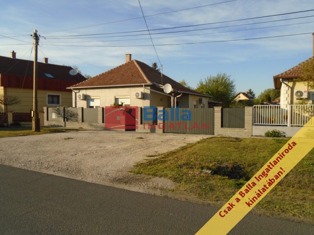 Eladó 134 m²-escsaládi ház Tiszakécske, Hősök útja: 59'900'000 Ft