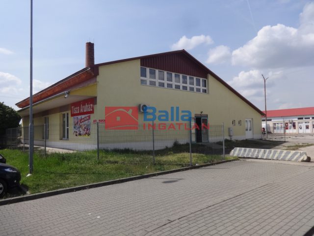 Kiadó 450 m²-esüzlethelyiség utcai bejárattal Tiszakécske, Vízhányó János utca: 800'000 Ft
