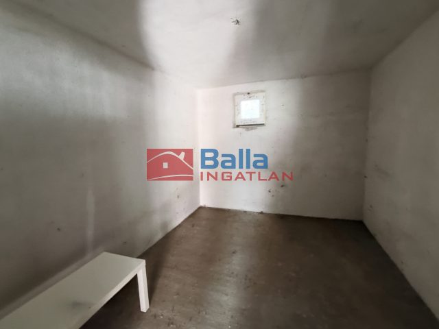 Eladó 360 m²-escsaládi ház Tóalmás, Kossuth Lajos út környéke: 60'000'000 Ft