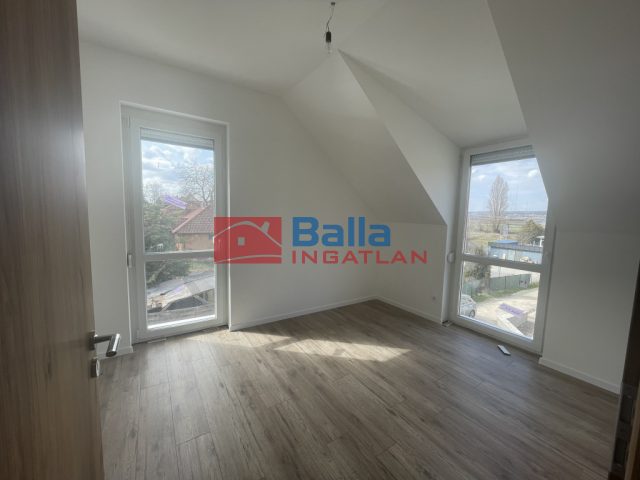 Eladó 91 m²-esikerház Velence, Tájékoztató utca: 120'000'000 Ft